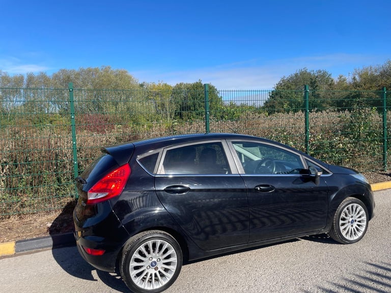 FORD FIESTA 1.4 ZETEC TITANIUM 62 REG 5 DOOR 12 MONTHS MOT LOW INSURANCE 48+ MPG