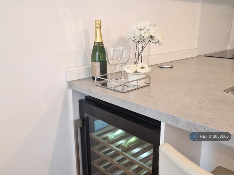 2 bedroom flat in Sugar Lane, London, SE16 (2 bed) (#2638668)