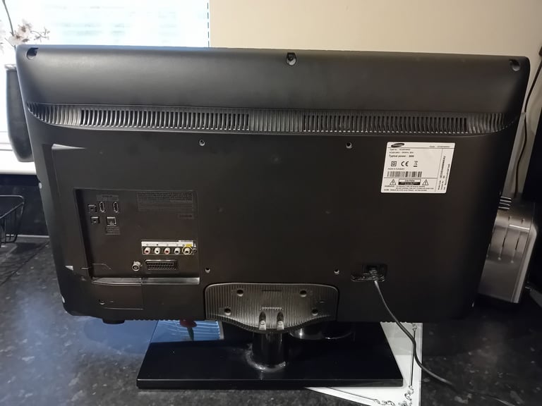 Samsung 32" TV (Fully working with Remote)