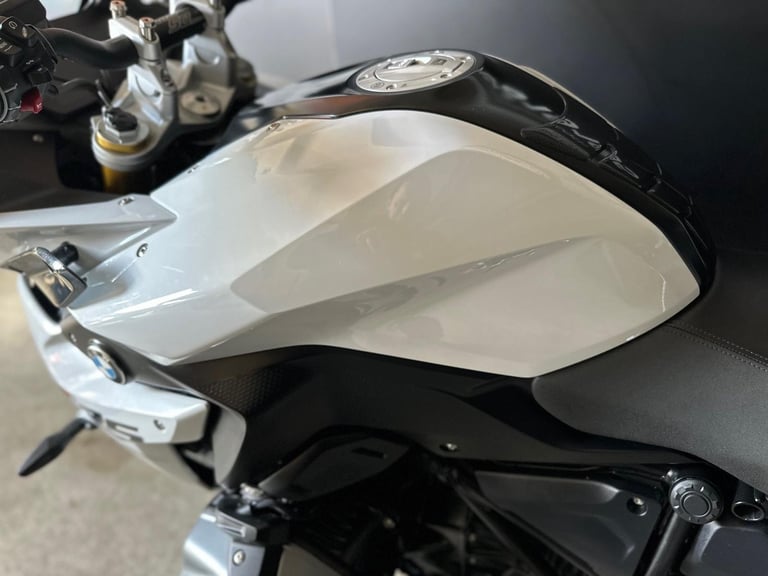 Stunning 2023/23 BMW R1250 RS SE in White with GR MOTO Exhaust and Panniers