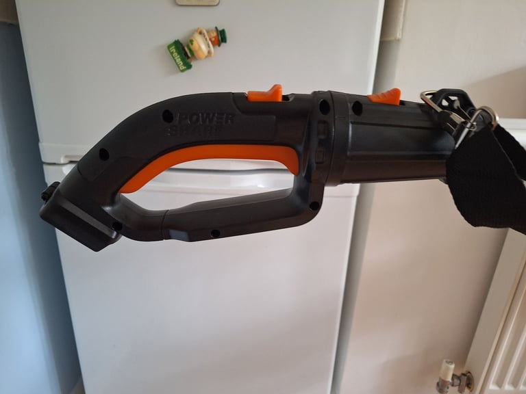 20v WORX extendable hedge trimmer 
