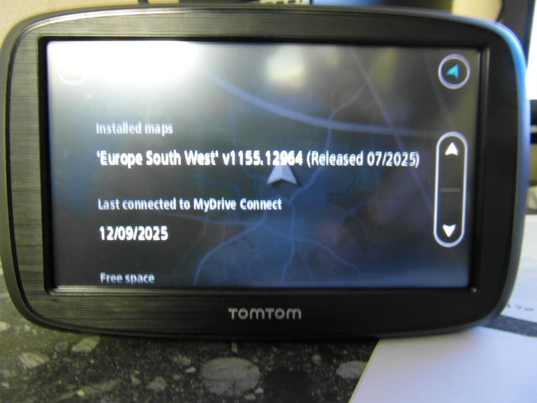  TomTom Start 50, lifetime updates, charger, and screen mount latest Maps.