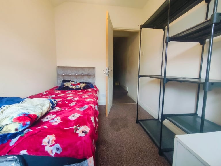 Single (Bedsit) and Double rooms to share on cal-de-sec quiet street 7 mins walk to train station