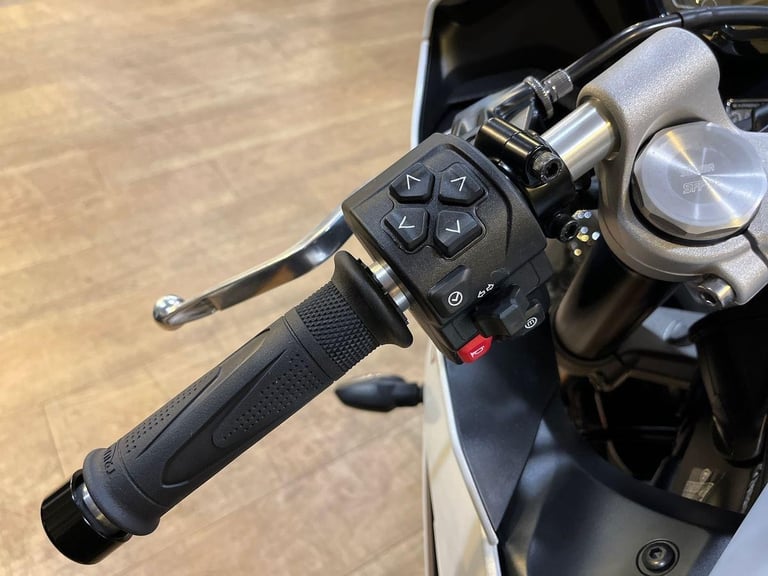 2025 Triumph Daytona 660 STANDARD TWIN COLOUR Petrol black 6 Speed