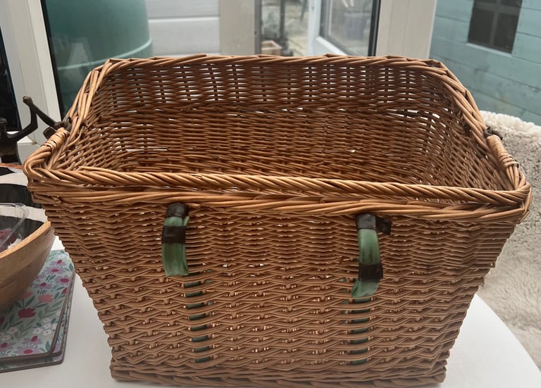 Lovely brand-new vintage shopping basket just hooks over the handlebars very sturdy