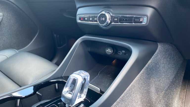 2024 Volvo XC40 2.0 B3P Ultra Dark 5dr Auto ESTATE PETROL Automatic