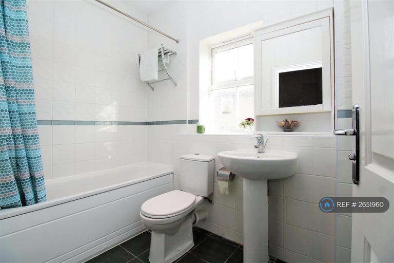 4 bedroom house in Park Cliff Road, Greenhithe, DA9 (4 bed) (#2651960)