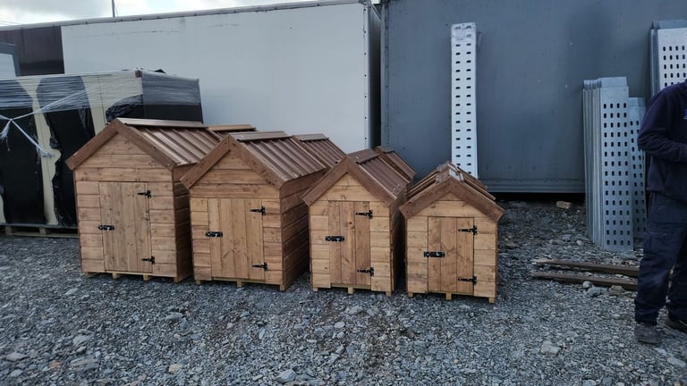 Timber dog kennels with tin roof 