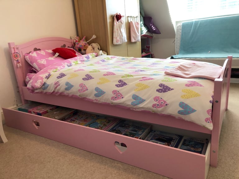 Single Bed,  pink with hearts cut out 💕