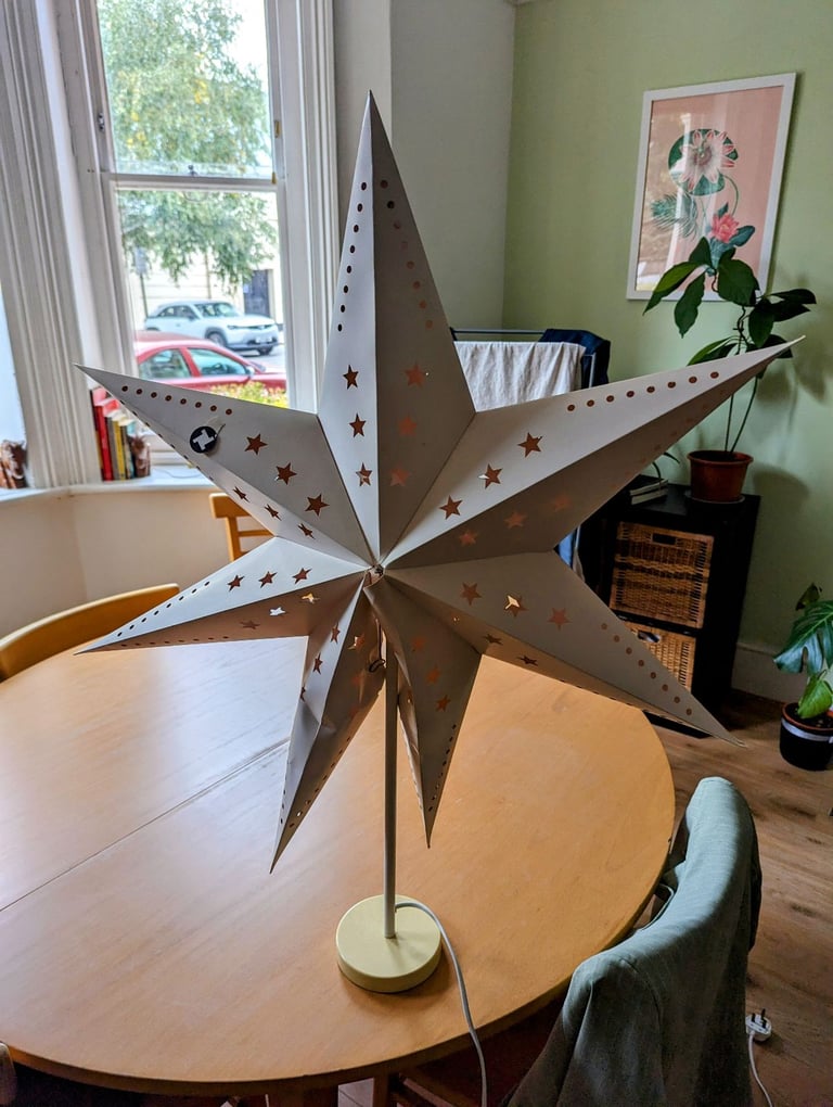 STAR SHAPED LAMP + 2 LIGHT BULBS
