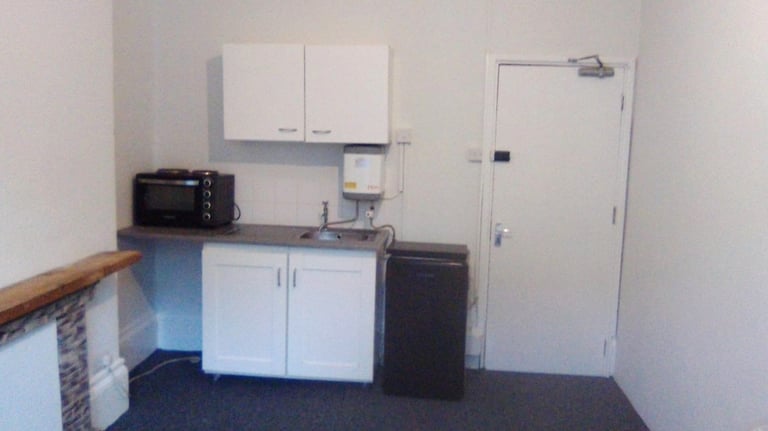 Cotham Redland 1st floor front studio / Bedsit, shared WC and Bath £685pm