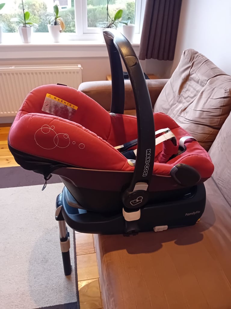 image for Maxi Cosi Pebble Car Seat and Isofix base