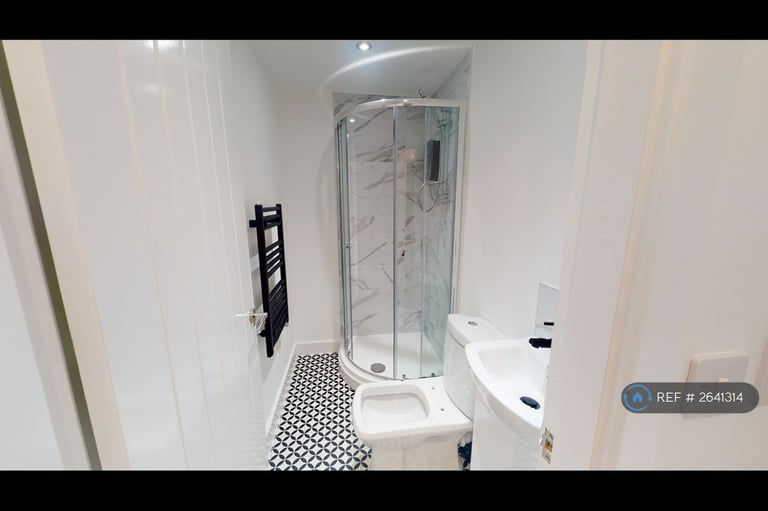 1 bedroom flat in Queen Street, Oldham, OL1 (1 bed) (#2641314)