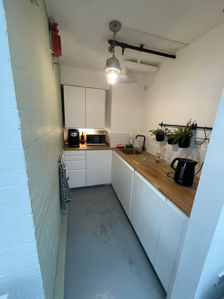 Desirable Top Floor Office Studio Premises available near Tower Bridge SE1