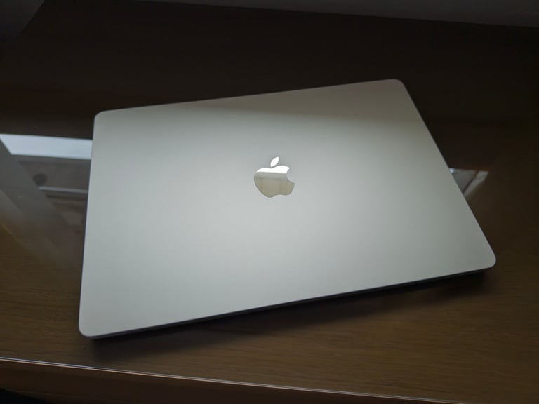 Apple MacBook Air M3 15", 16GB RAM, 256 SSD