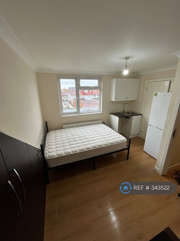 Studio flat in Greenland Crescent, Southall, UB2 (#343522)