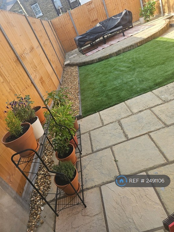 3 bedroom house in Medusa Road, London, SE6 (3 bed) (#2491106)