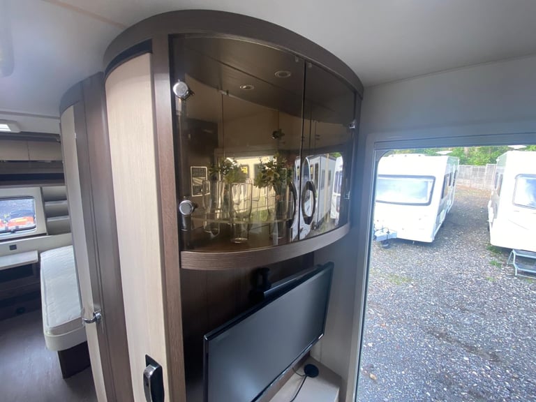 HOBBY PRESTIGE 560 WLU - 2016 - FIXED SINGLE BEDS - 4 BERTH - MOVER & BIKE RAKE