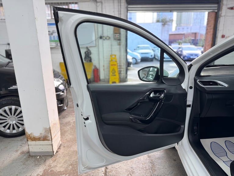 2015 Peugeot 208 1.0 PureTech Active 5dr HATCHBACK Petrol Manual