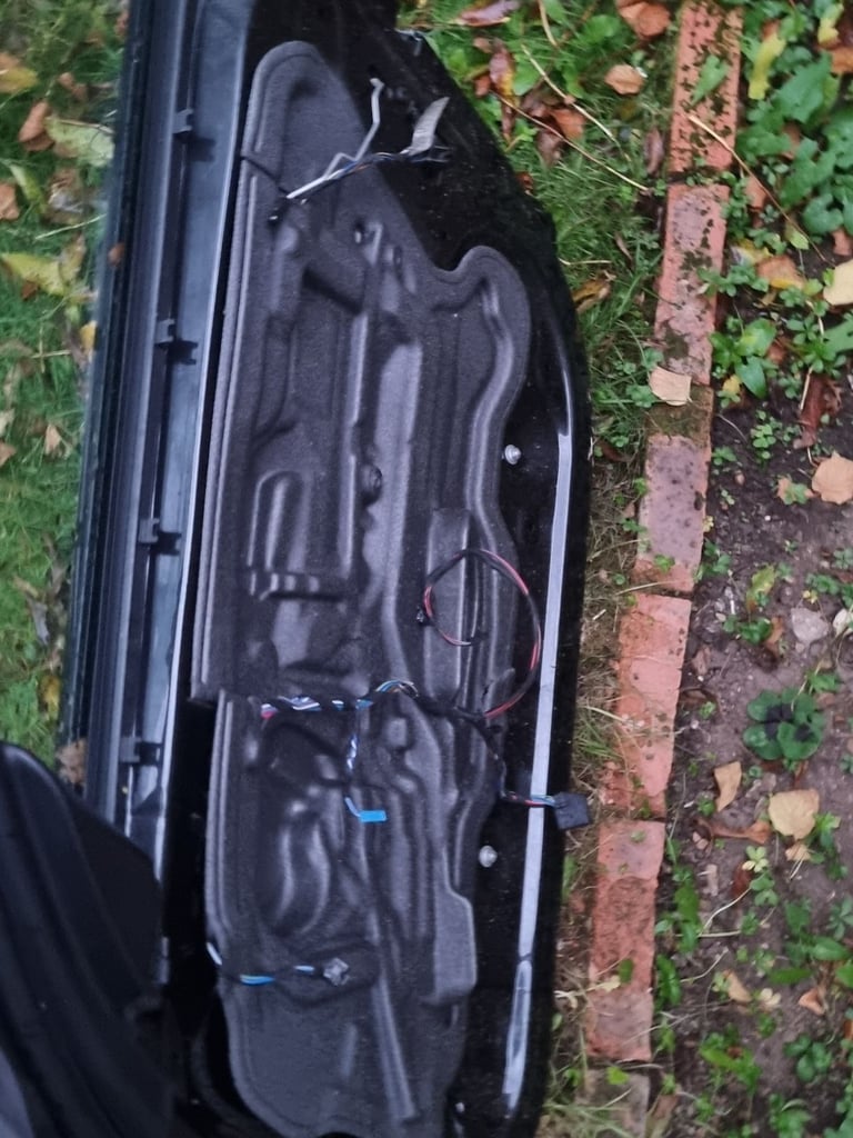 E90 475 sapphire black driver side door window