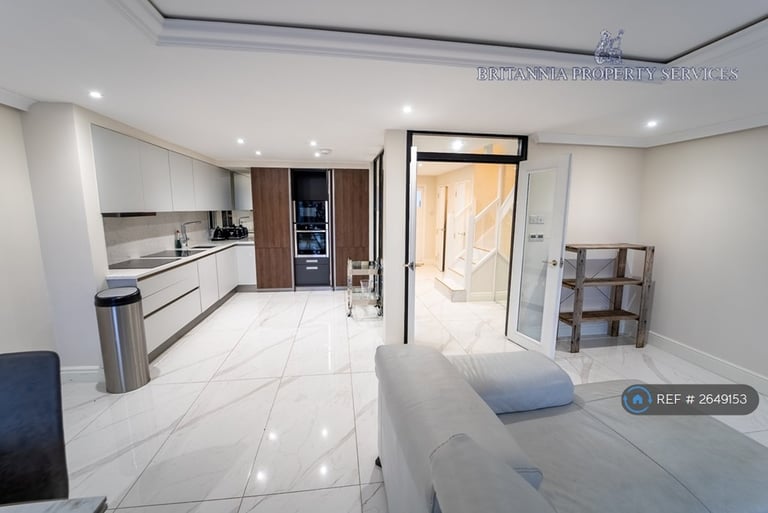 3 bedroom flat in The Mailbox, Birmingham, B1 (3 bed) (#2649153)