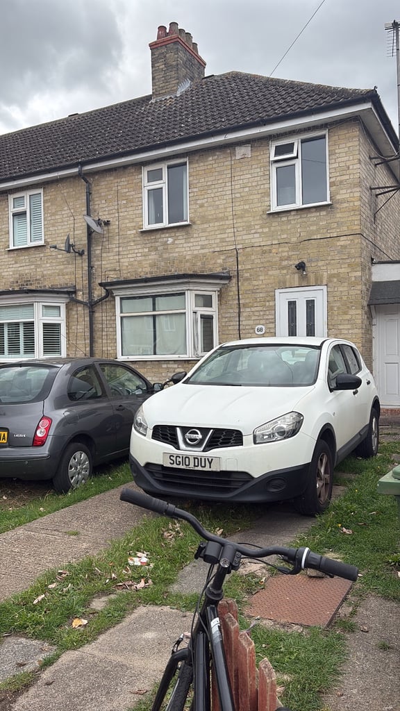 Single ensuite room available