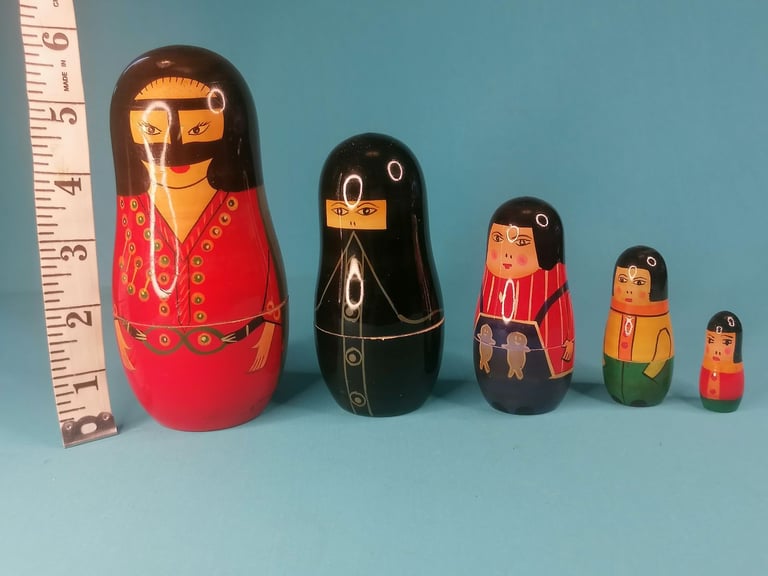 Beautiful Vintage Nestling Dolls , 5 dolls.  Bigger one  5,5inch smaller 1,5 inch.