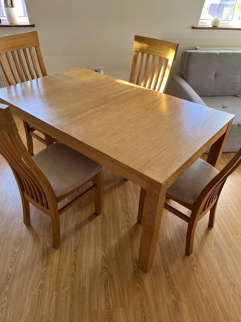 Excellent condition! Extending oak kitchen table PLUS 6 chairs