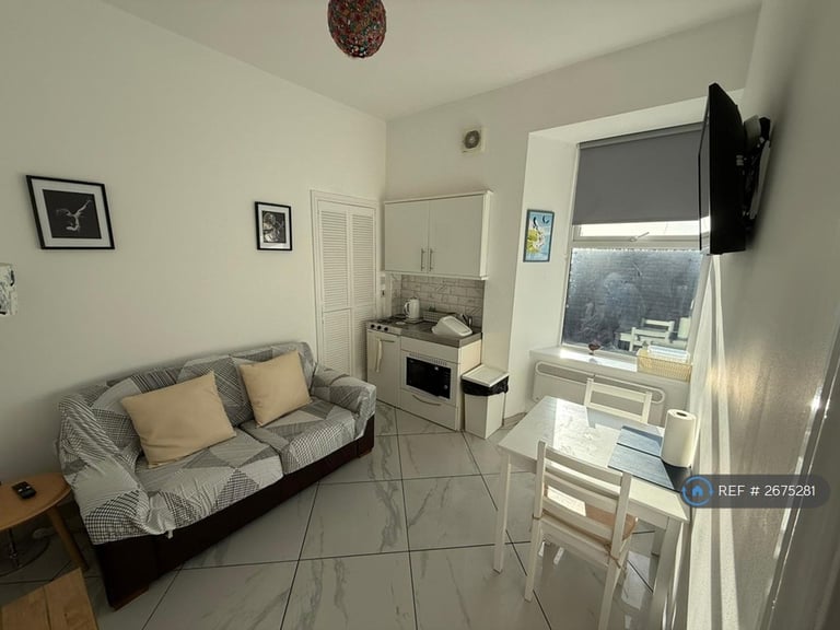 1 bedroom flat in Millport, Millport, Isle Of Cumbrae, KA28 (1 bed) (#2675281)