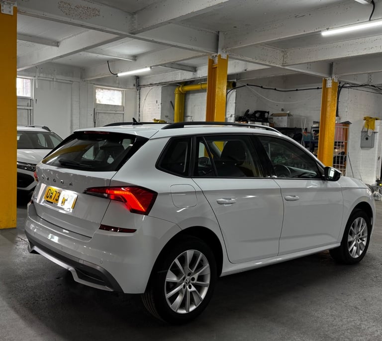 One Owner | Rear parking sensors| Apple Car play