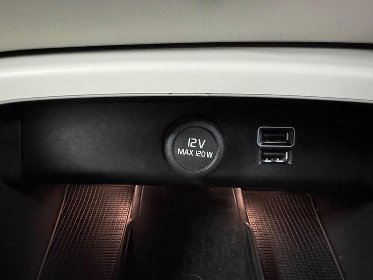 VOLVO XC40 1.5h T5 Recharge 10.7kWh Ultimate Dark Auto Euro 6 (s/s) 5dr 2023