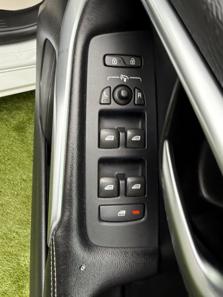 2015 Volvo V40 2.0 T2 R-Design Hatchback 5dr Petrol Manual Euro 6 (s/s) (122 ps) HATCHBACK Petrol...