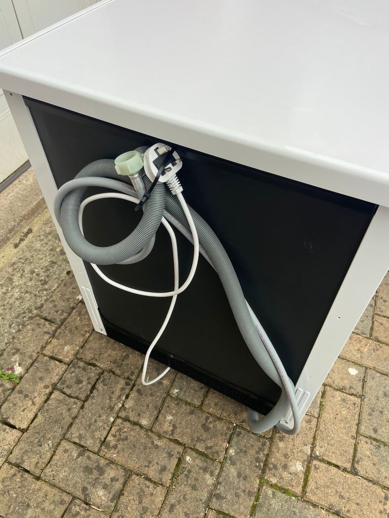 LOGIK Full-Size Dishwasher 12 place settings. Like a new. I'm happy to deliver in Bristol for free.