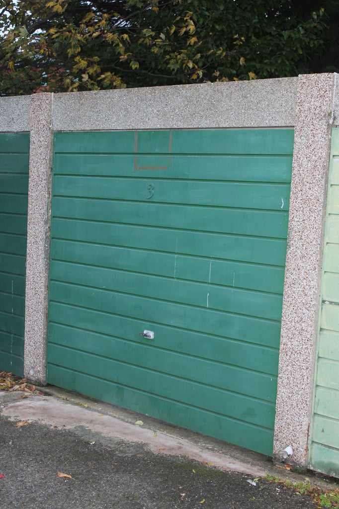 LOCK UP GARAGE TO RENT