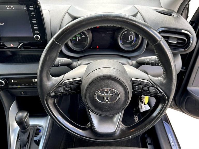  Toyota Yaris VVT-h Design Hatchback HYBRID Automatic