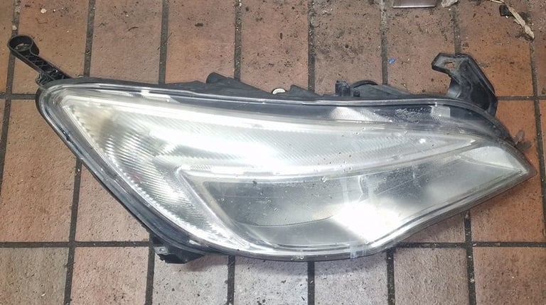 Vauxhall Astra J Right Side Headlight 2010