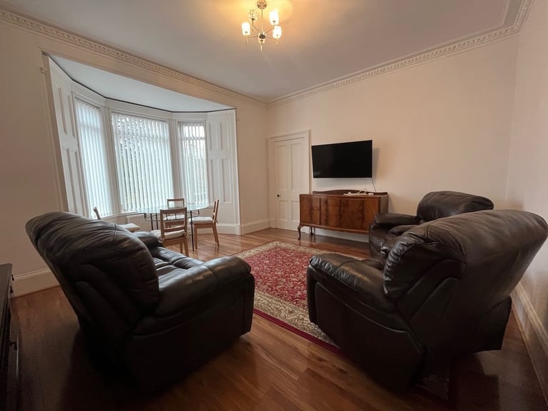 Uphall - 3 Bedroom, huge ground floor flat - Bright & Sunny - partially furnished 