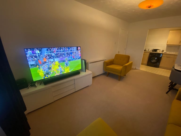 SPACIOUS DOUBLE ROOM AVAILABLE TO RENT