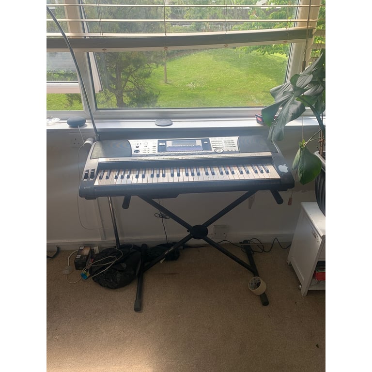 Yamaha Keyboard with stand 