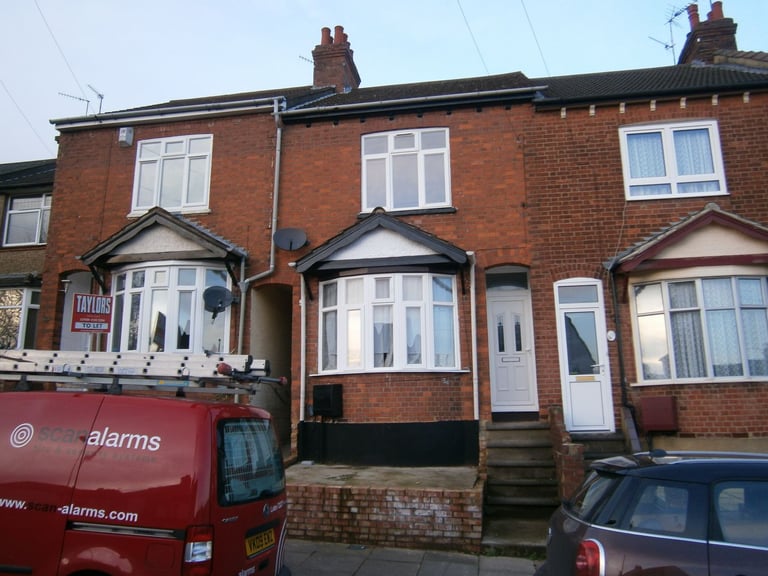 image for 3 bedroom Terrace House ll In Luton LU2 Area 