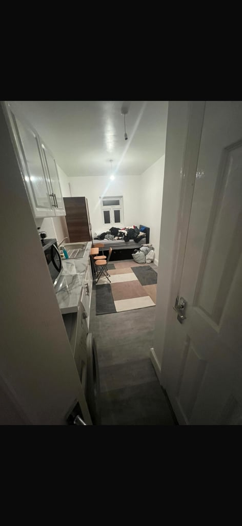Studio flat to rent in Romford RM7
