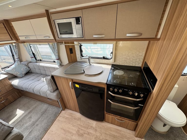 LUNAR QUASAR 462 2019 MODEL 2 BERTH REAR WASHROOM TOURING CARAVAN