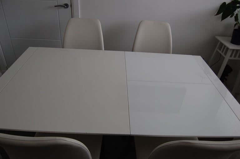 Extending Dining Table & 4 Chairs in High Gloss White