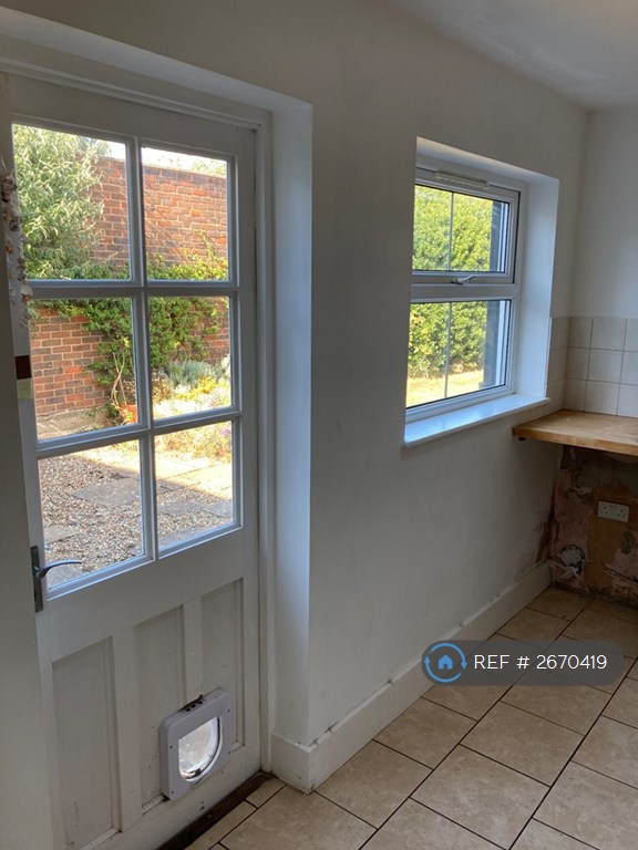 3 bedroom house in West Molesey, West Molesey, KT8 (3 bed) (#2670419)