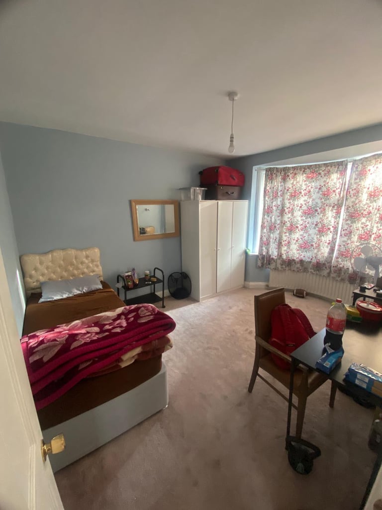 3 Bedroom House For Sale in Hounslow - £575,000