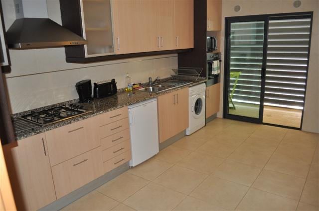 WESTERN ALGARVE, MEIA PRAIA APARTMENT, HOLIDAY HOME FOR RENT OVERLOOKING POOL