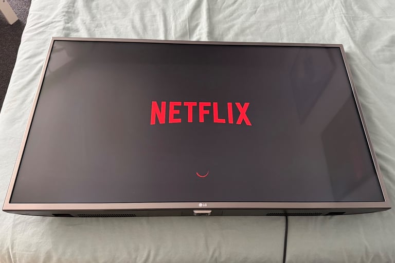 LG 43” 4K UHD Smart TV (Model 43UH668V) + Perlegear Table Stand – Excellent Condition