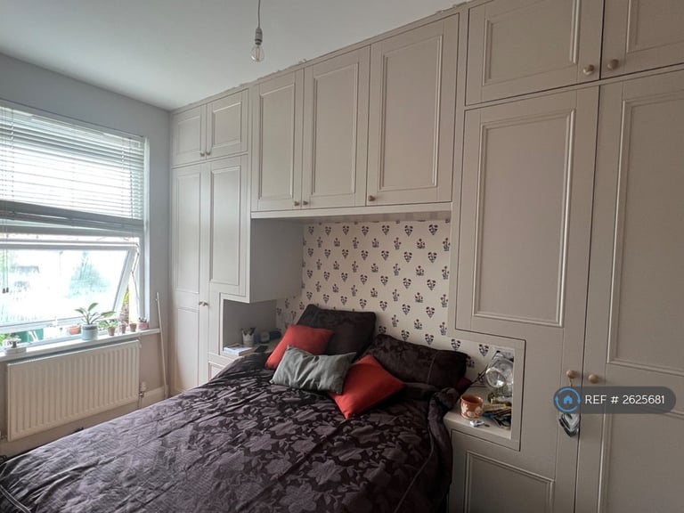 1 bedroom flat in Dunlace Road, London, E5 (1 bed) (#2625681)