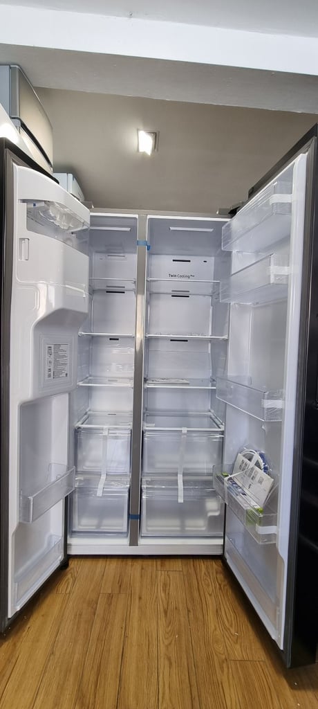 Ex display Fridge freezer Samsung American style with water dispenser and ice maker 