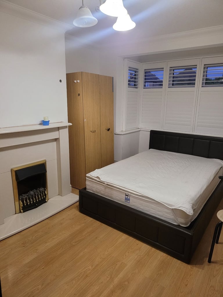DOUBLE ROOM TO RENT LET NEAR HEATHROW (4,5) AND ASHFORD HOSPITAL (Stanwell)